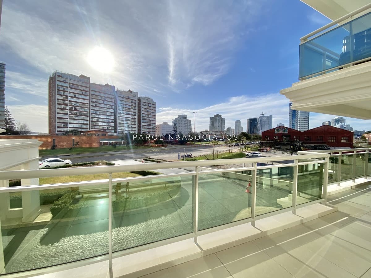 Apartamento en venta de 2 dormitorios en Punta del Este.