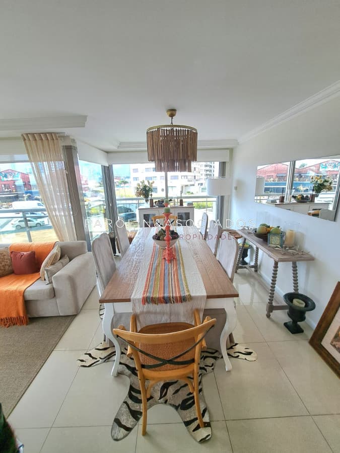Apartamento en venta de 2 dormitorios en Punta del Este.