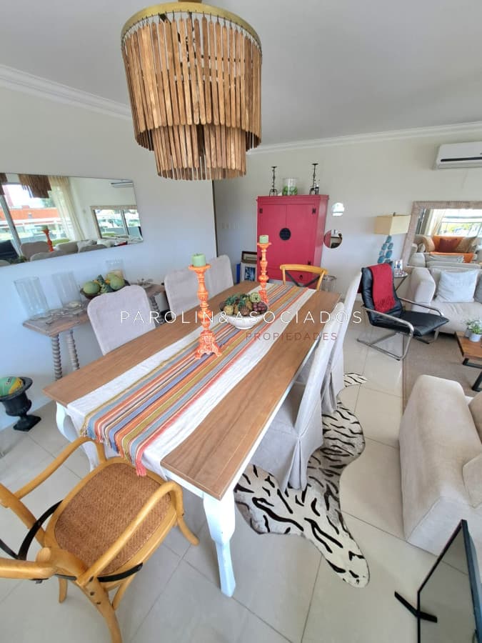 Apartamento en venta de 2 dormitorios en Punta del Este.