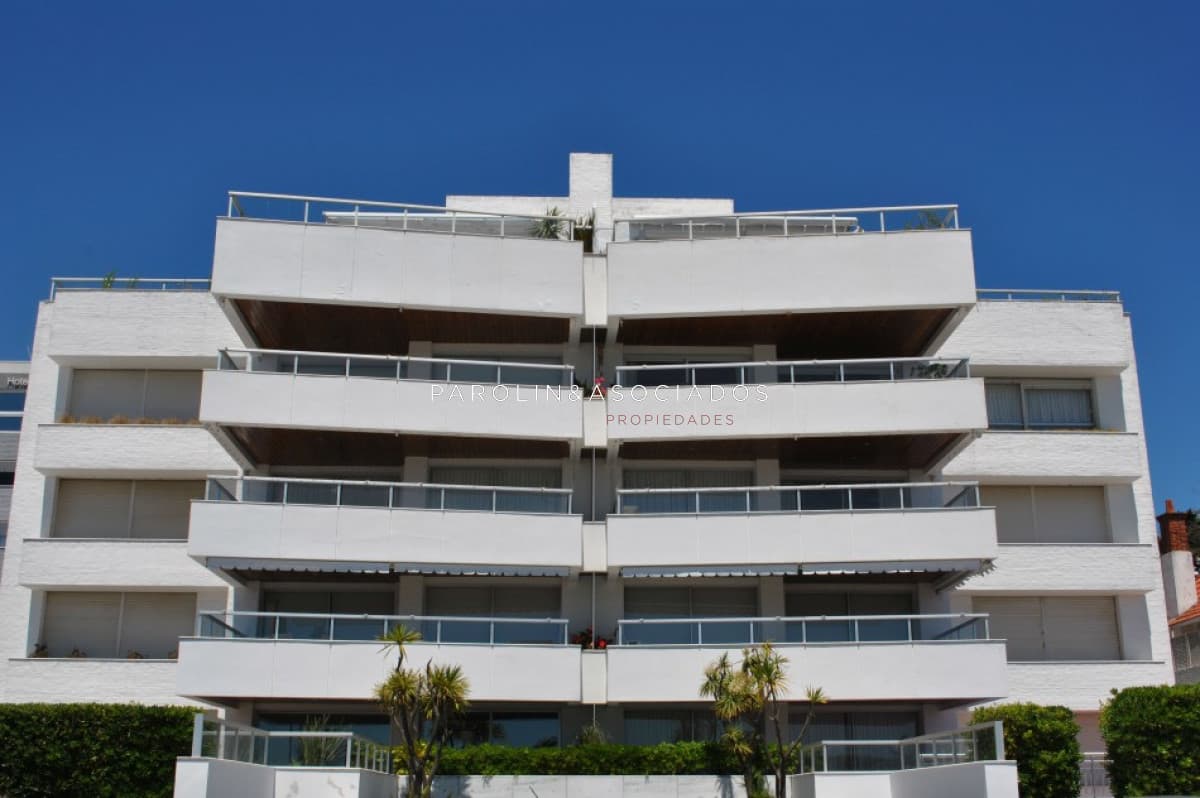 Apartamento de 3 dormitorios en Puerto de Punta del Este.