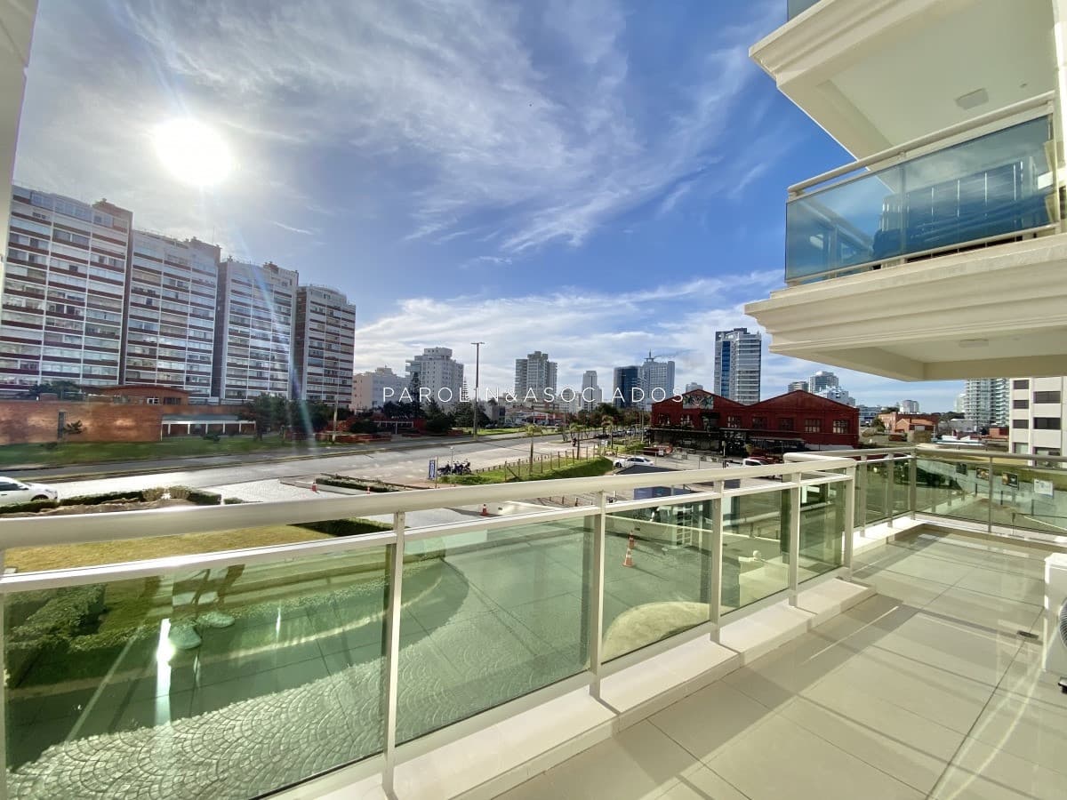 Apartamento en venta de 2 dormitorios en Punta del Este.