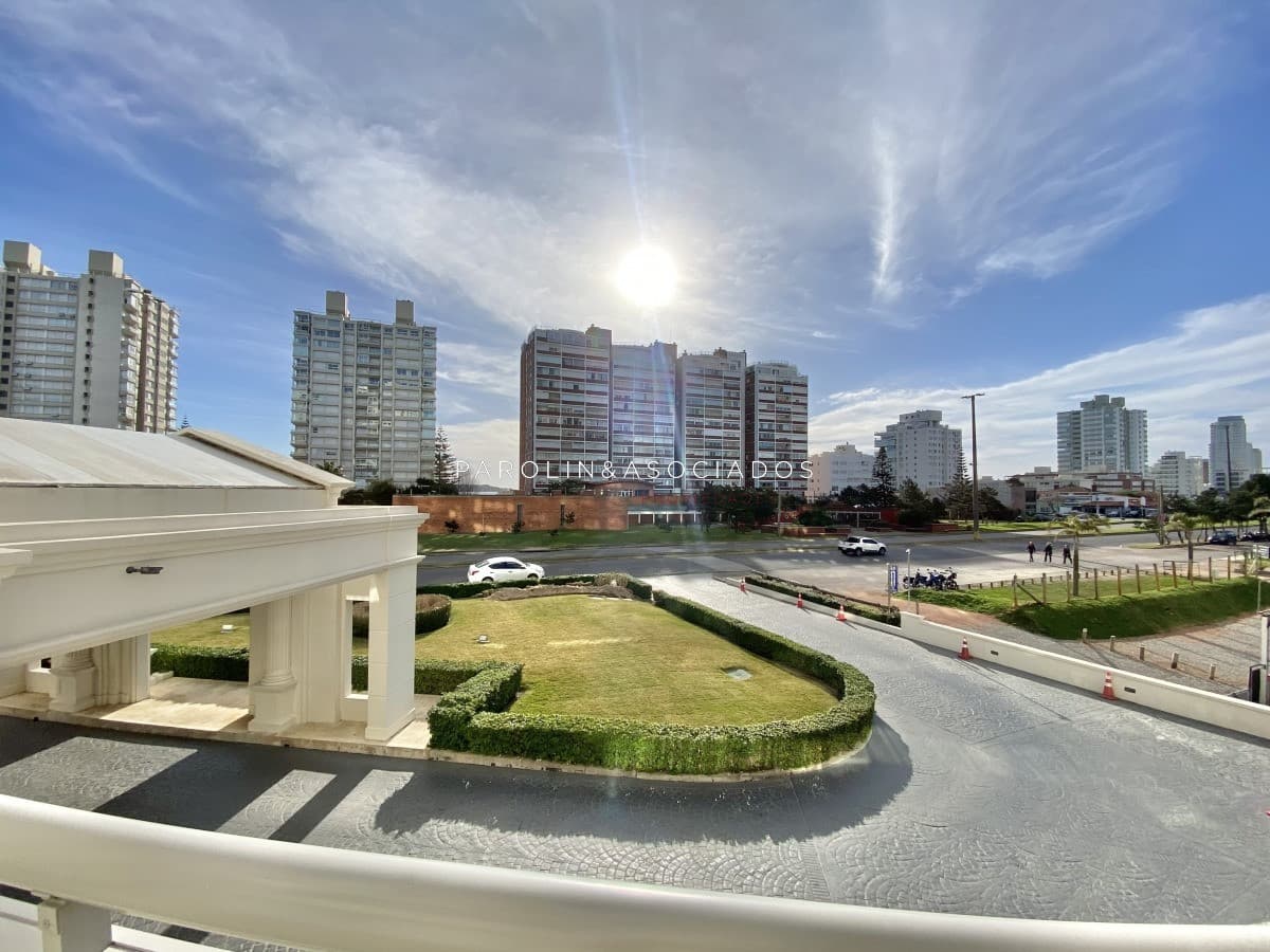 Apartamento en venta de 2 dormitorios en Punta del Este.