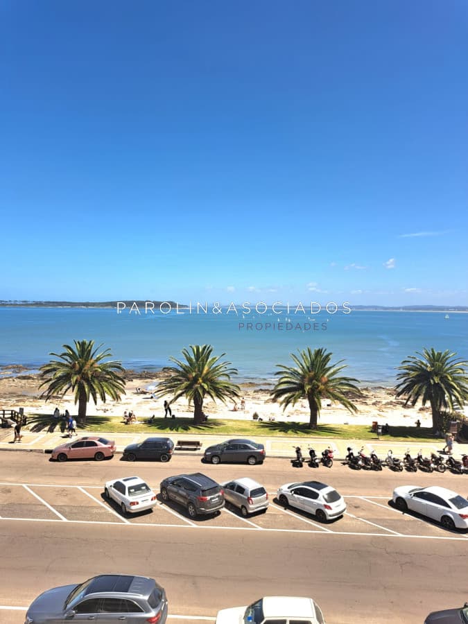 Apartamento de 3 dormitorios en Puerto de Punta del Este.