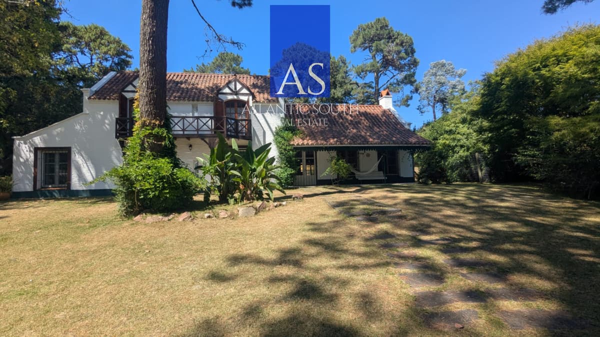 Casa 4 dormitorios en Playa Mansa Punta del Este con gran terreno