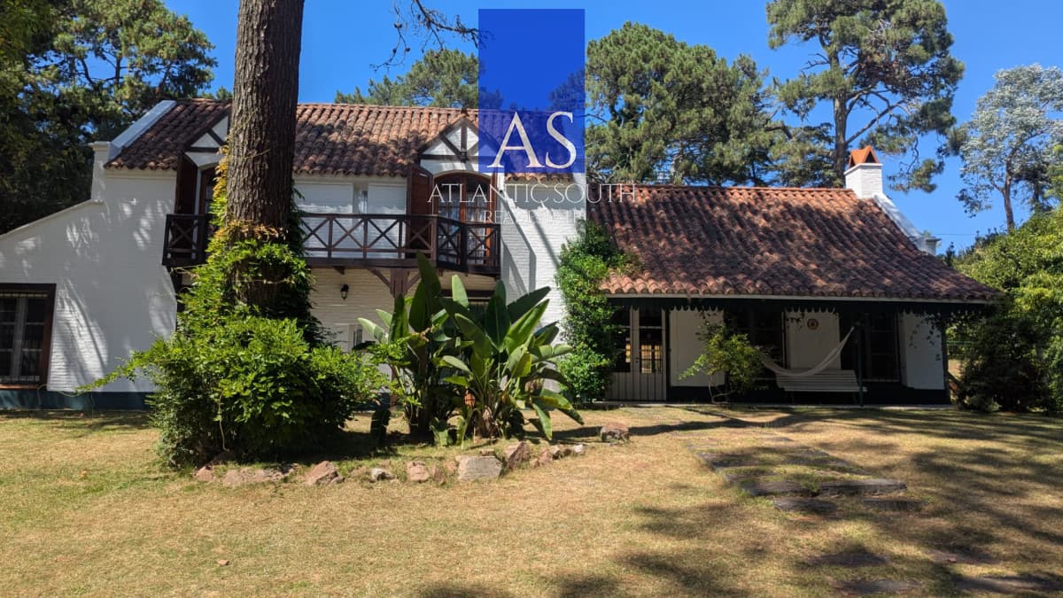 Casa 4 dormitorios en Playa Mansa Punta del Este con gran terreno
