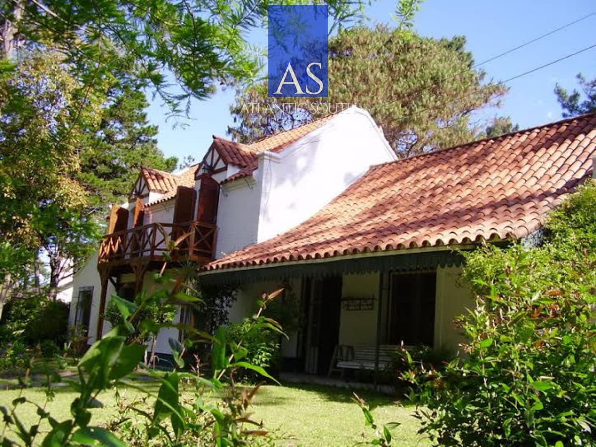 Casa 4 dormitorios en Playa Mansa Punta del Este con gran terreno