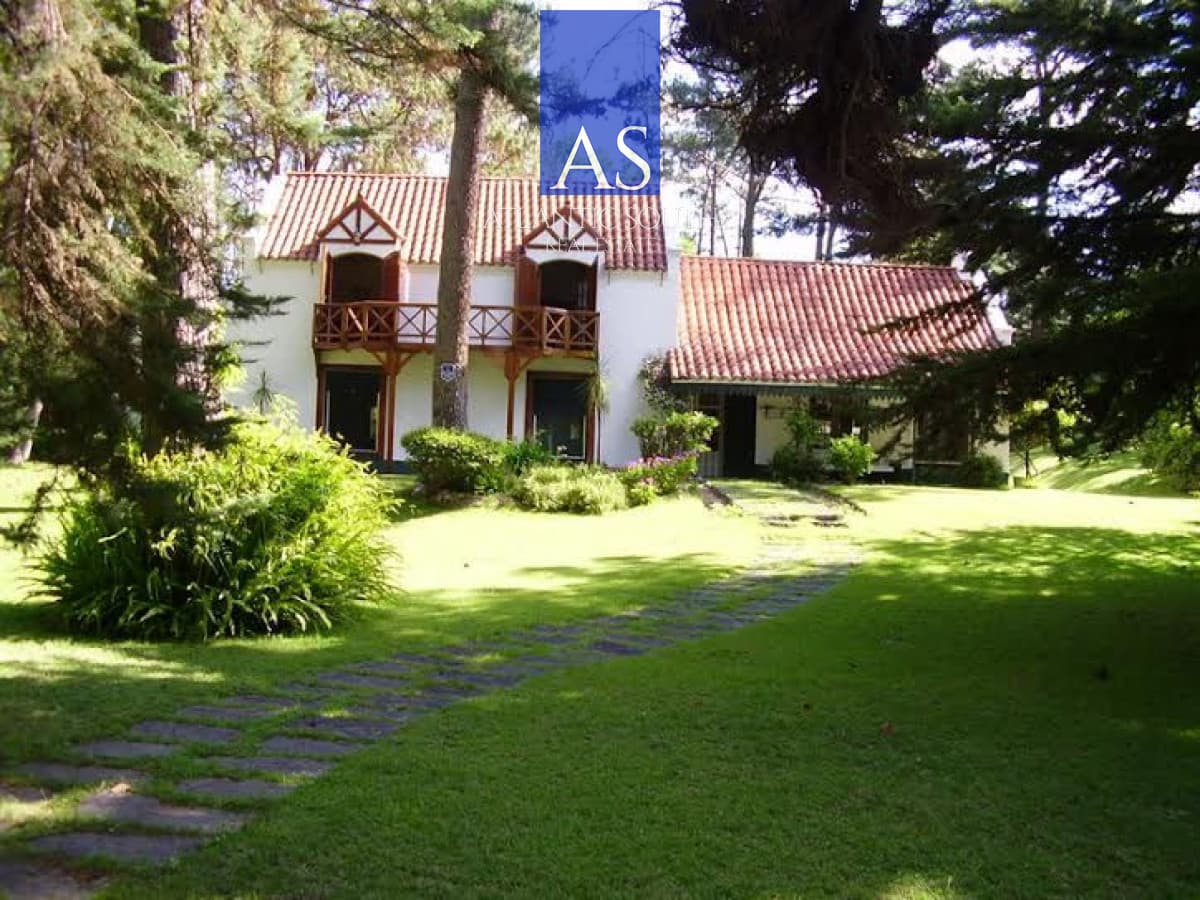 Casa 4 dormitorios en Playa Mansa Punta del Este con gran terreno