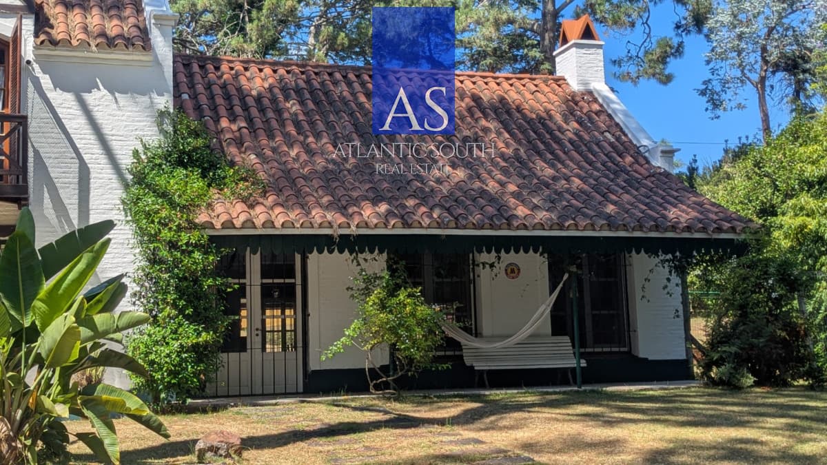 Casa 4 dormitorios en Playa Mansa Punta del Este con gran terreno
