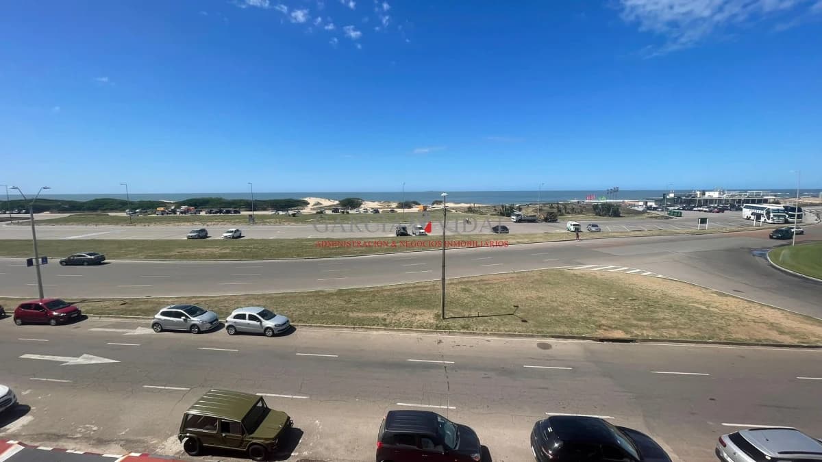 Venta apartamento frente al mar, de 3 dormitorios