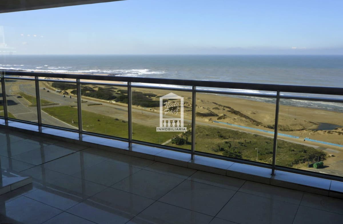 Imperiale, esquinero. 3 suites + servicio.