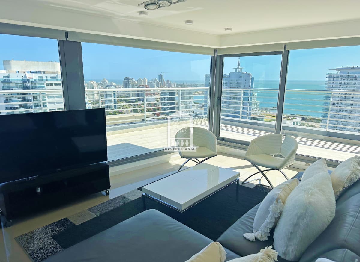 Penthouse Duplex, full amenities. 2 garajes.