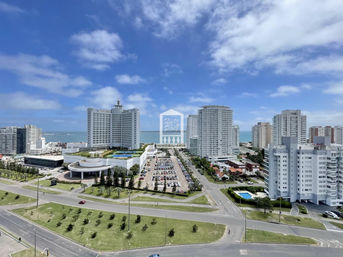 Piso alto con vista a la mansa, 2 suites, baño social, amenities.