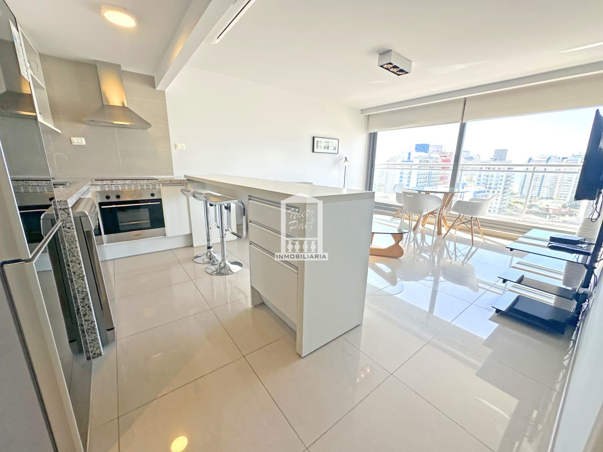 Piso alto, 1 suite + toilette, garaje. Full amenities.