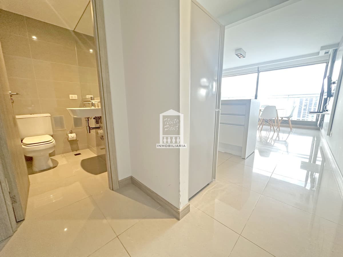 Piso alto, 1 suite + toilette, garaje. Full amenities.