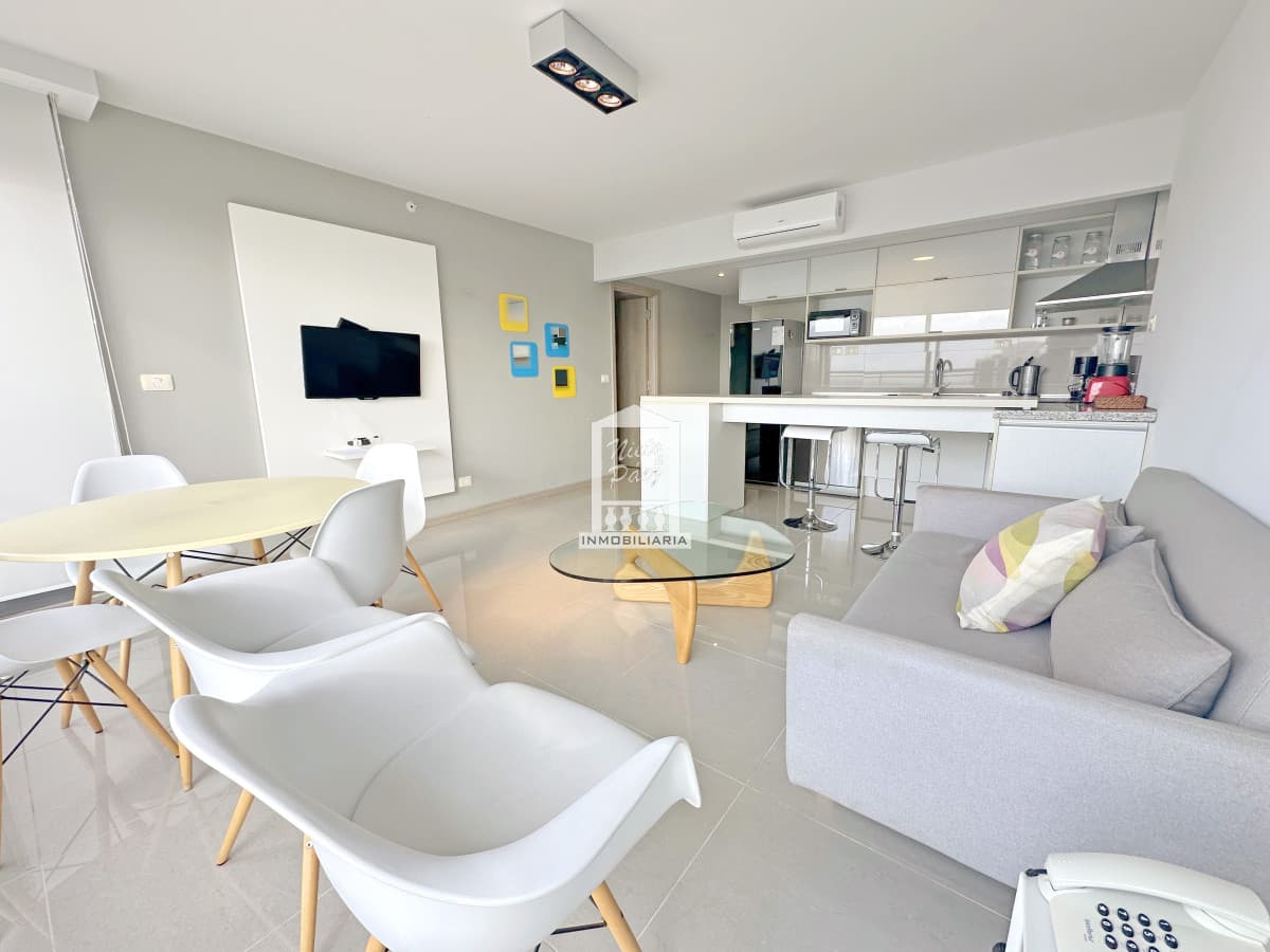 Piso alto, 1 suite + toilette, garaje. Full amenities.