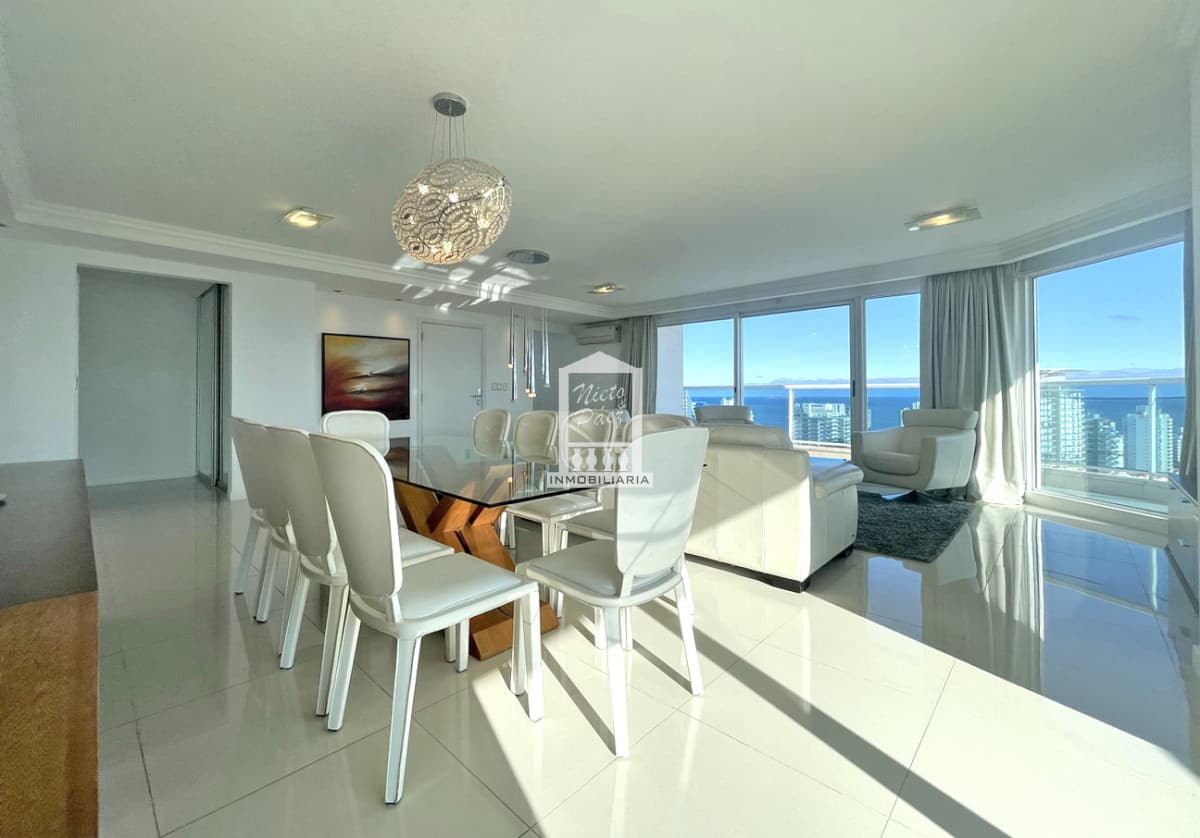 Piso super alto con vistas panorámicas. Full amenities.