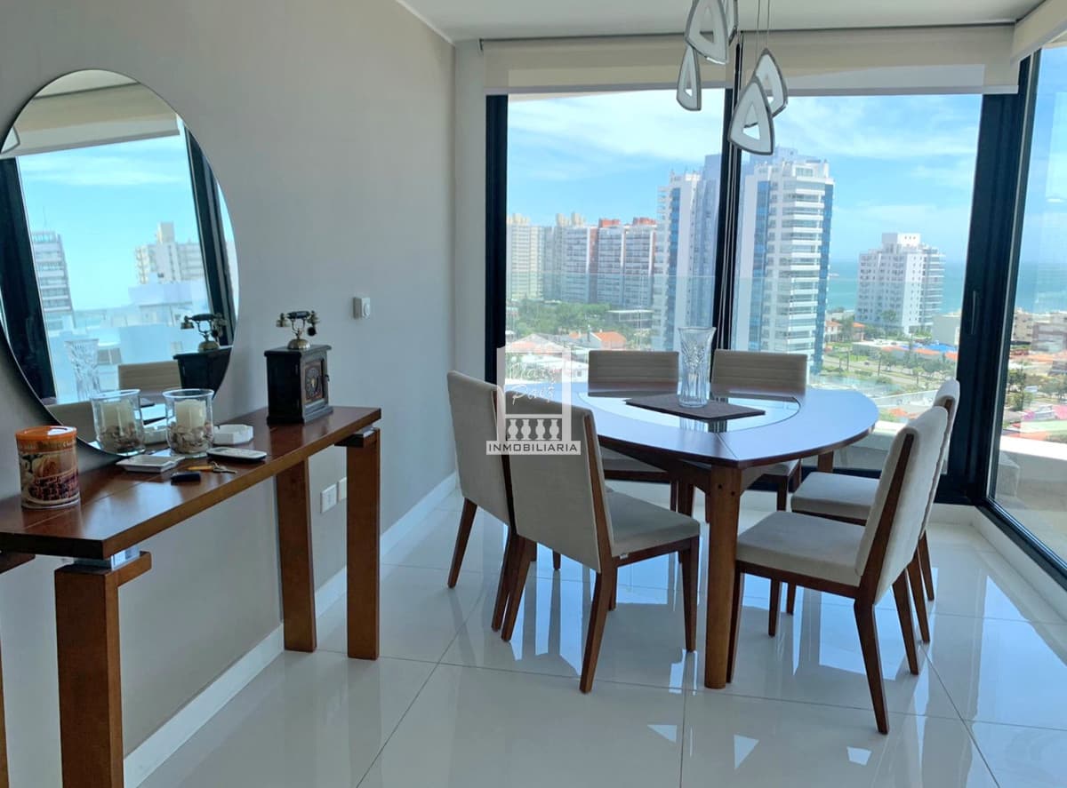 Piso alto con vista a la mansa, 3 suites, 2 garajes. Financiación directa