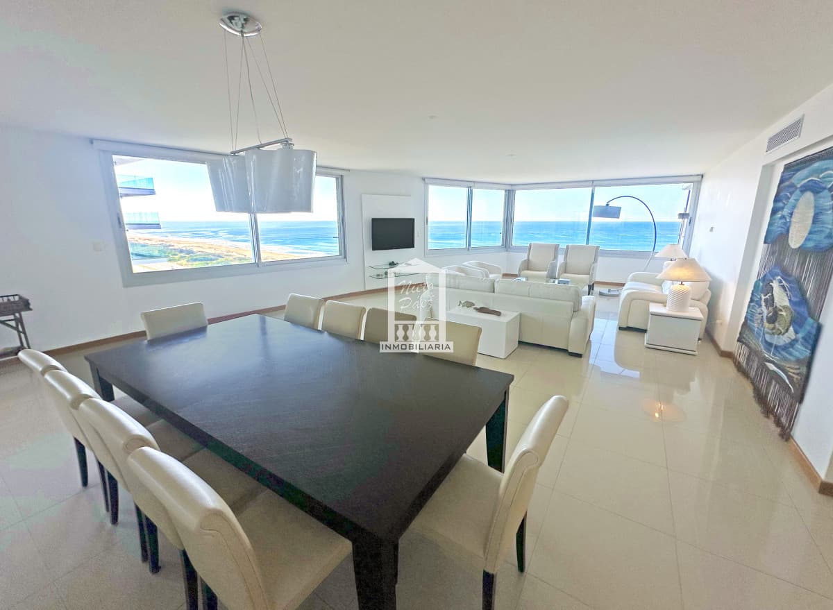 Primera fila en playa brava, 4 suites, esquinero, garaje doble
