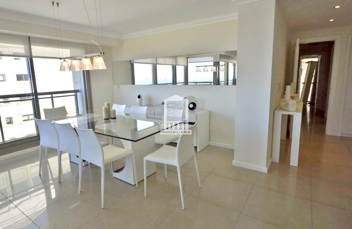 Imperiale, esquinero. 3 suites + servicio.