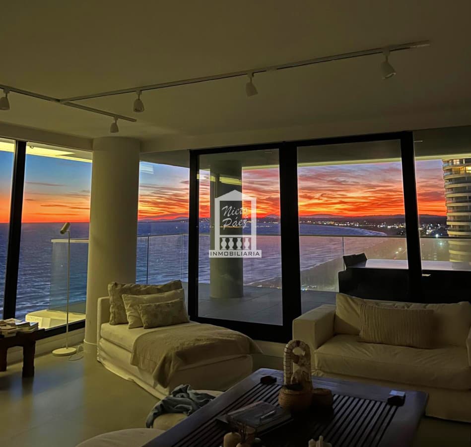Venetian, esquinero a Punta Ballena, piso alto, 2 garajes.