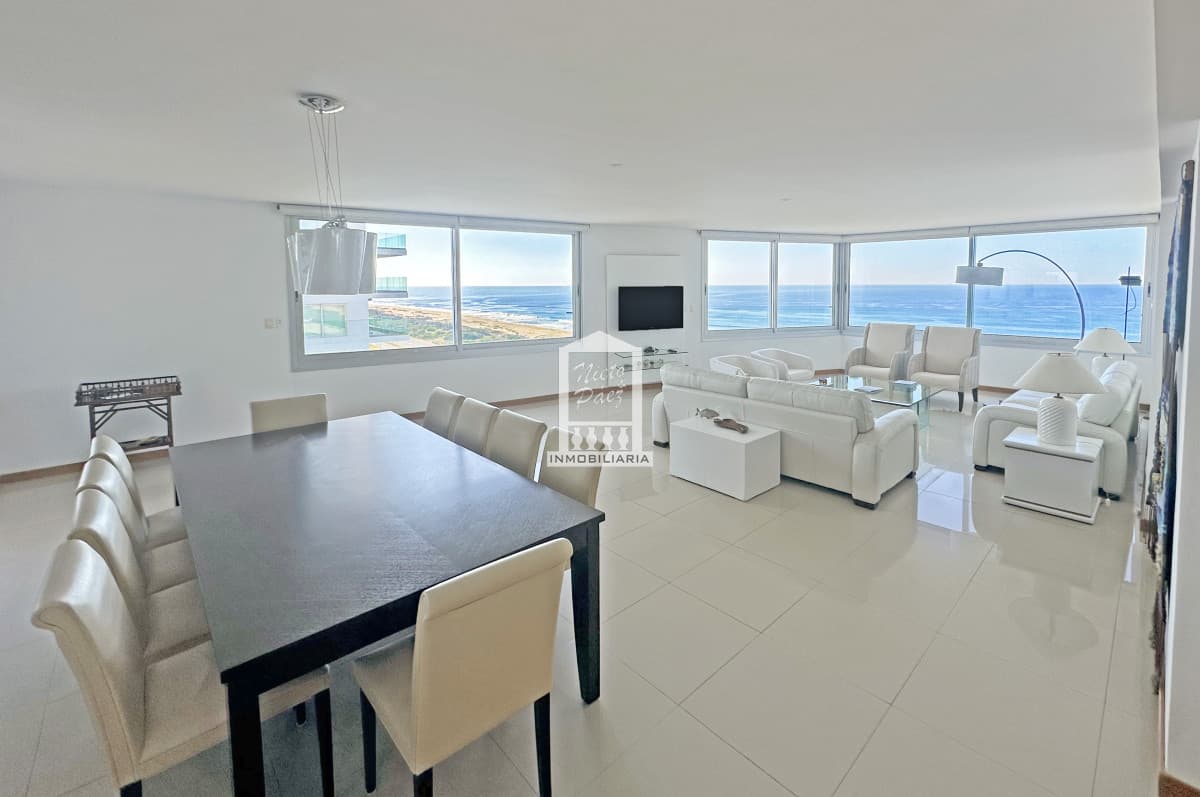 Primera fila en playa brava, 4 suites, esquinero, garaje doble