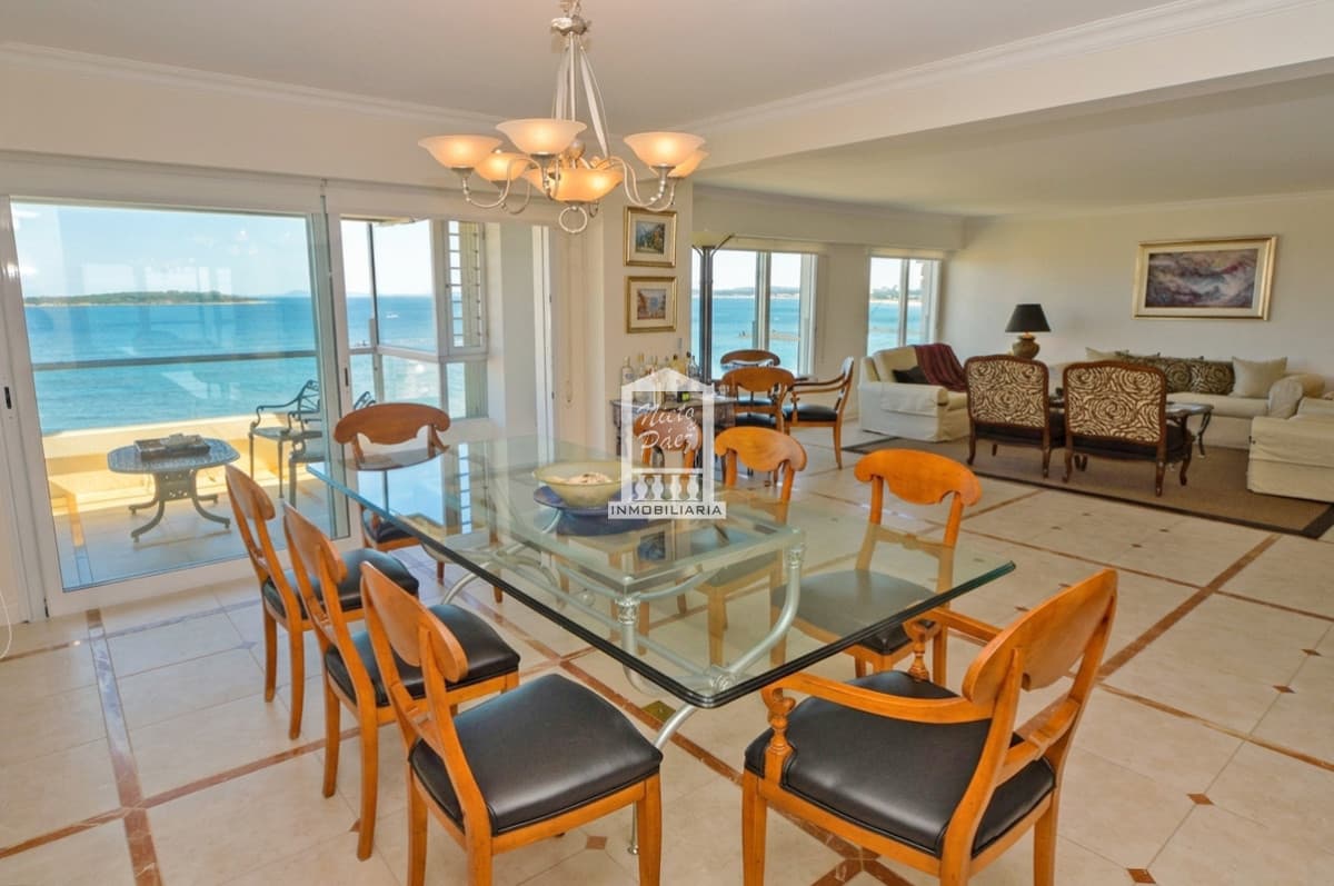Primera fila en Playa Mansa, 3 suites + dependencia. 2 garajes. Espectacular planta y excelente vista