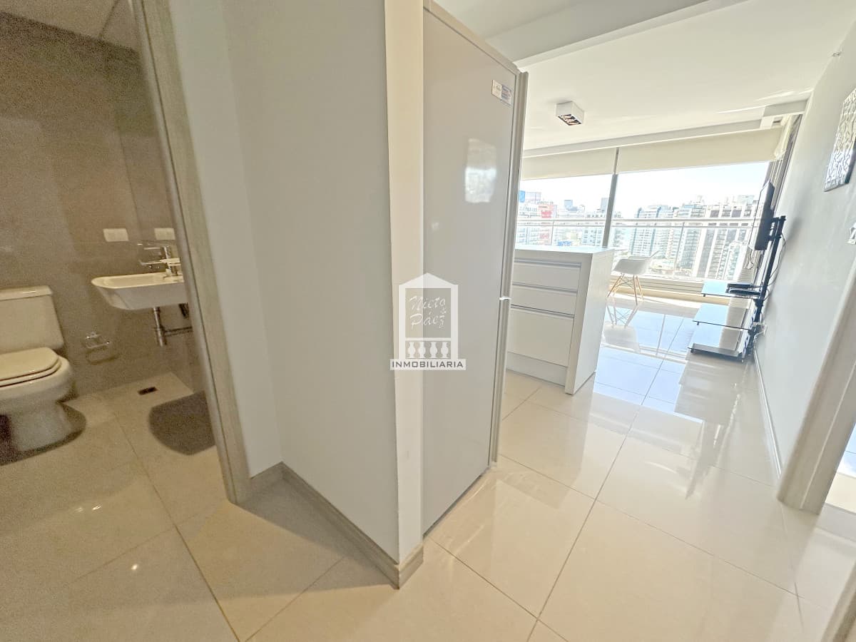 Piso alto, 1 suite + toilette, garaje. Full amenities.