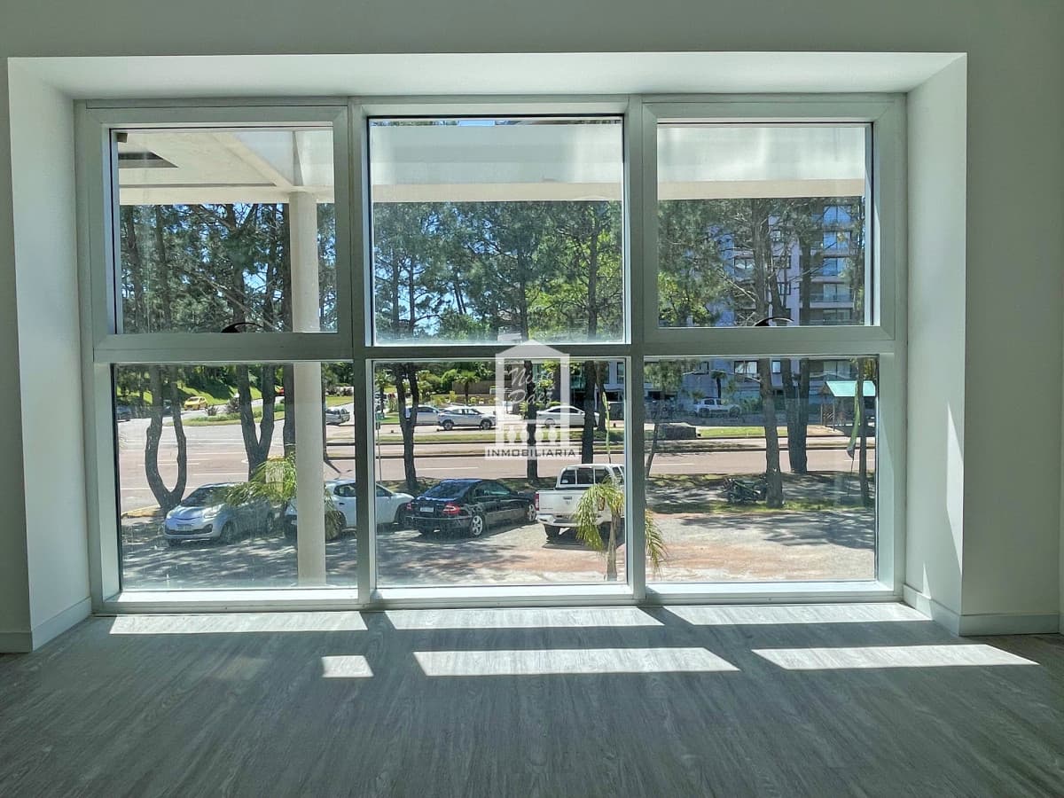 A estrenar, sobre Av Roosevelt, apto para oficina. Con amenities.