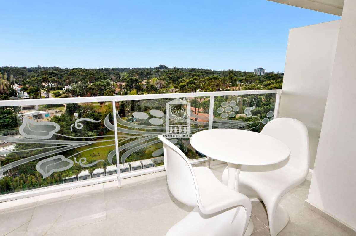 Esquinero, 2 dorm, con servicios de hotel.