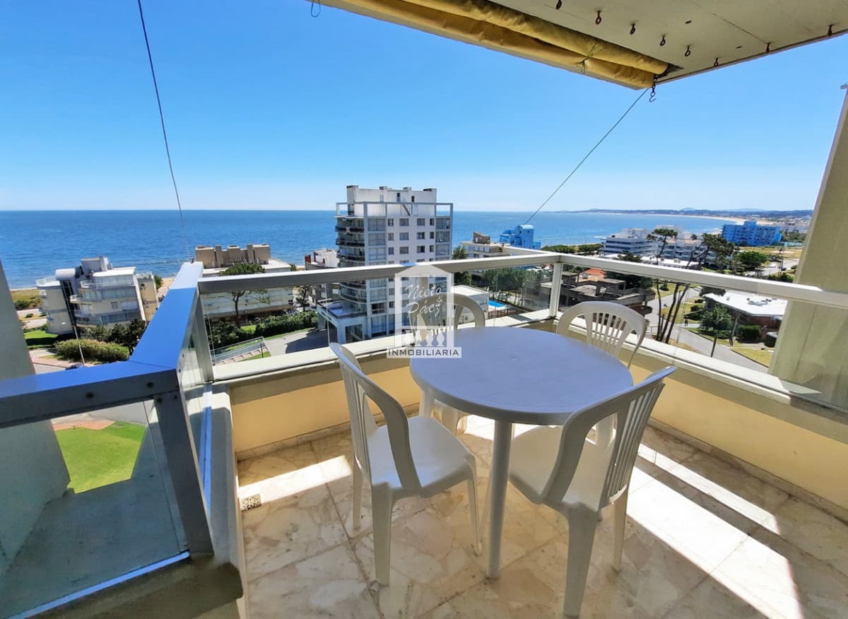 Playa Mansa, reciclado, 3 dorm, edificio con todos los servicios.