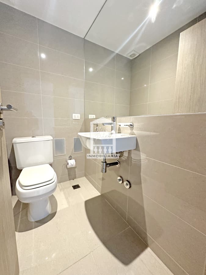 Piso alto, 1 suite + toilette, garaje. Full amenities.