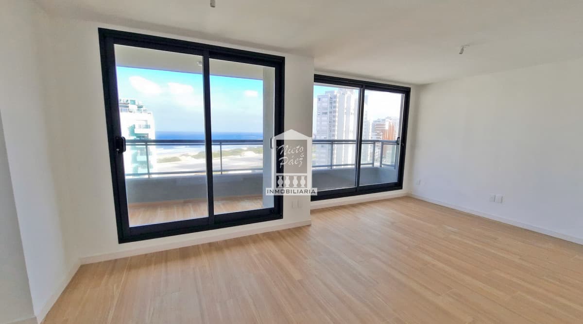 Pronto para entrar, REVENTA, vista al mar, edificio con servicios.