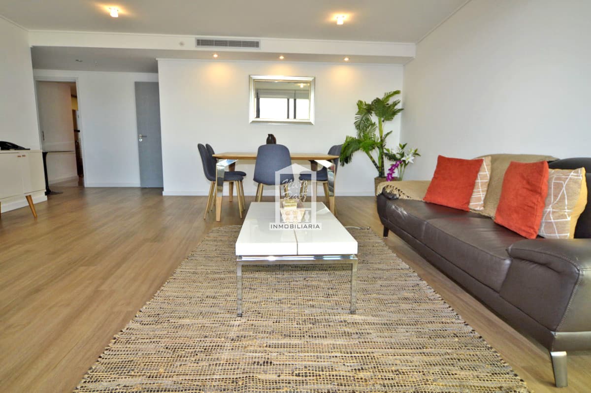 Piso alto, moderno, con todos los servicios, equipado!