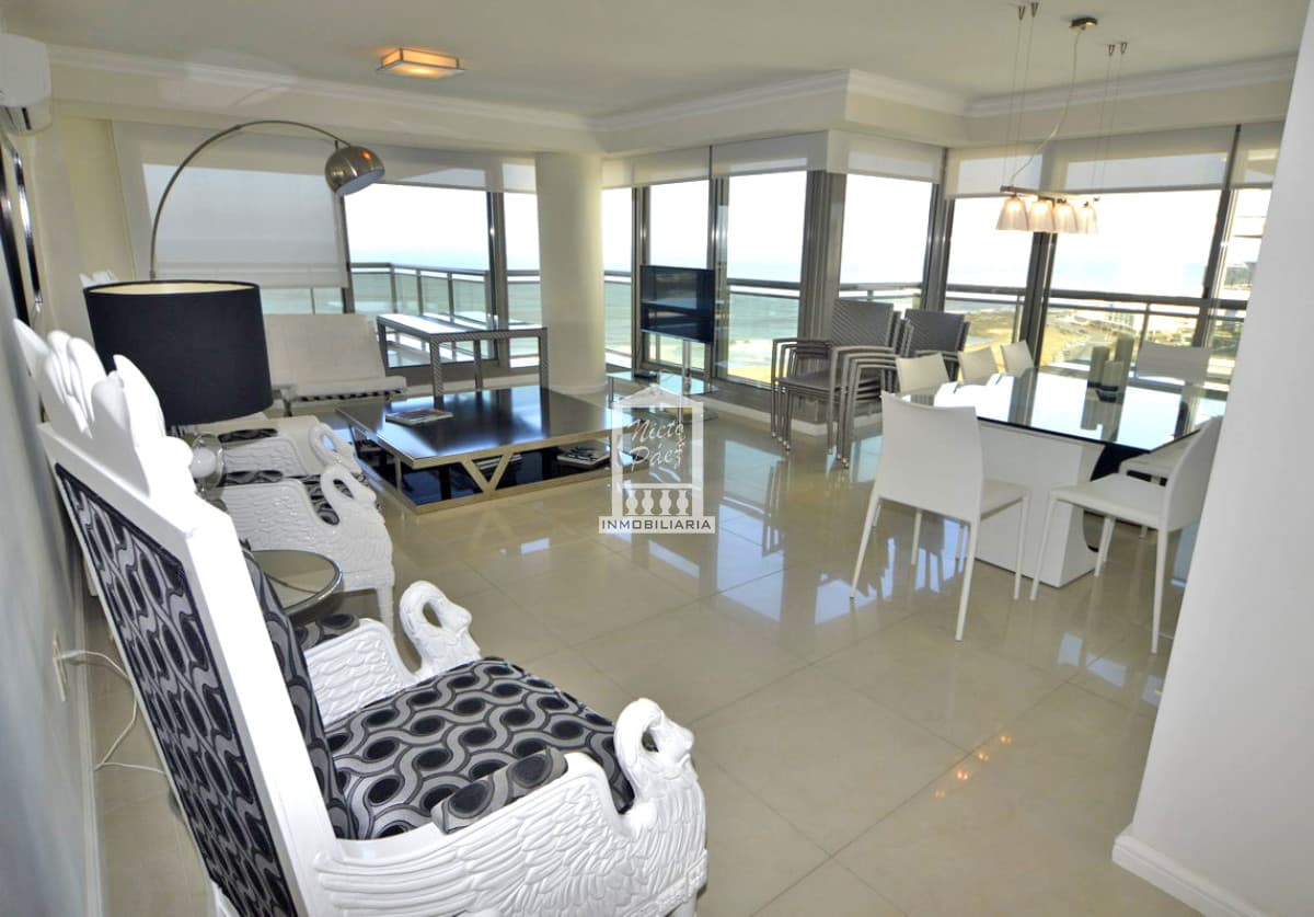 Imperiale, esquinero. 3 suites + servicio.