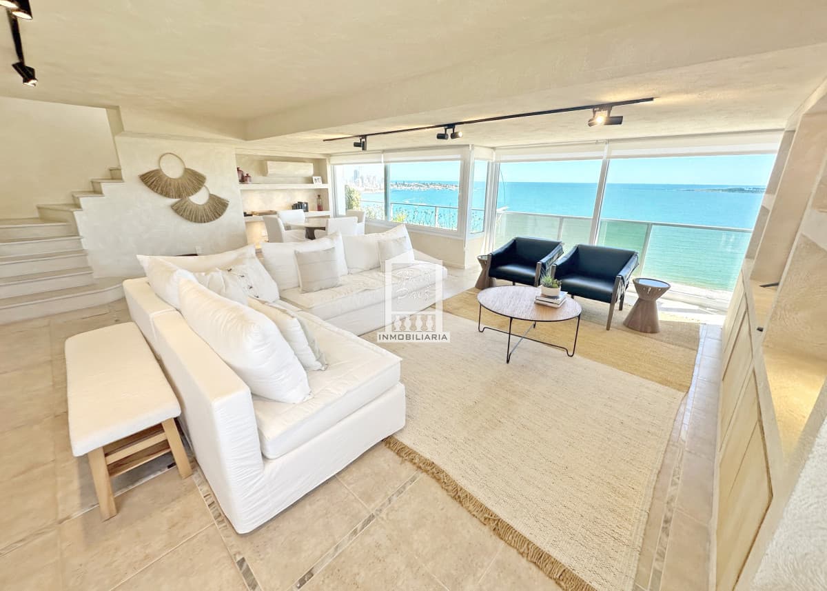 Penthouse dúplex reciclado, Playa Mansa. Losa radiante. Vidrios DVH