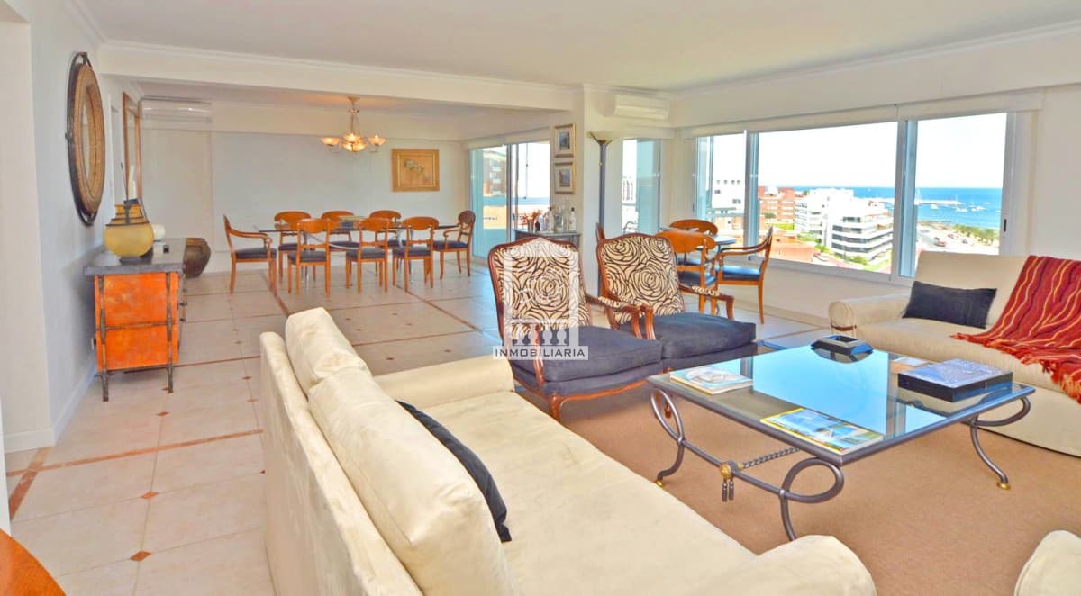 Primera fila en Playa Mansa, 3 suites + dependencia. 2 garajes. Espectacular planta y excelente vista