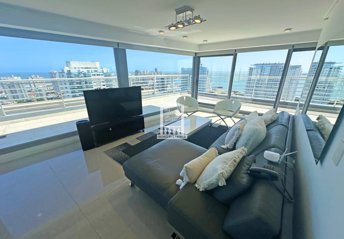 Penthouse Duplex, full amenities. 2 garajes.