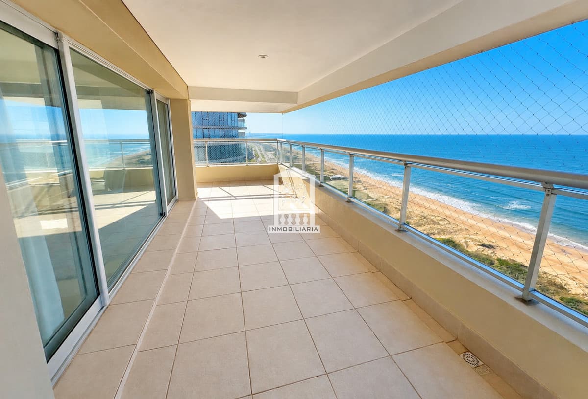 Playa Brava, primera fila. Semipiso, 462 m2 de planta, parrillero propio. 3 garajes.