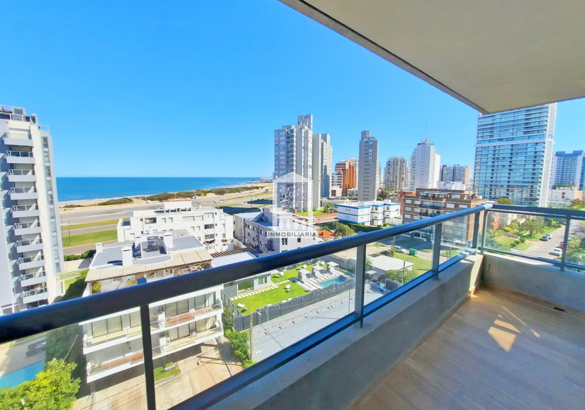 Vista al océano, edificio con servicios. 2 dorm, 2 baños.