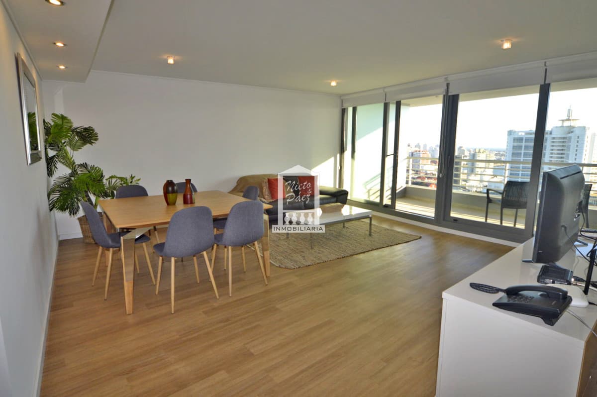 Piso alto, moderno, con todos los servicios, equipado!