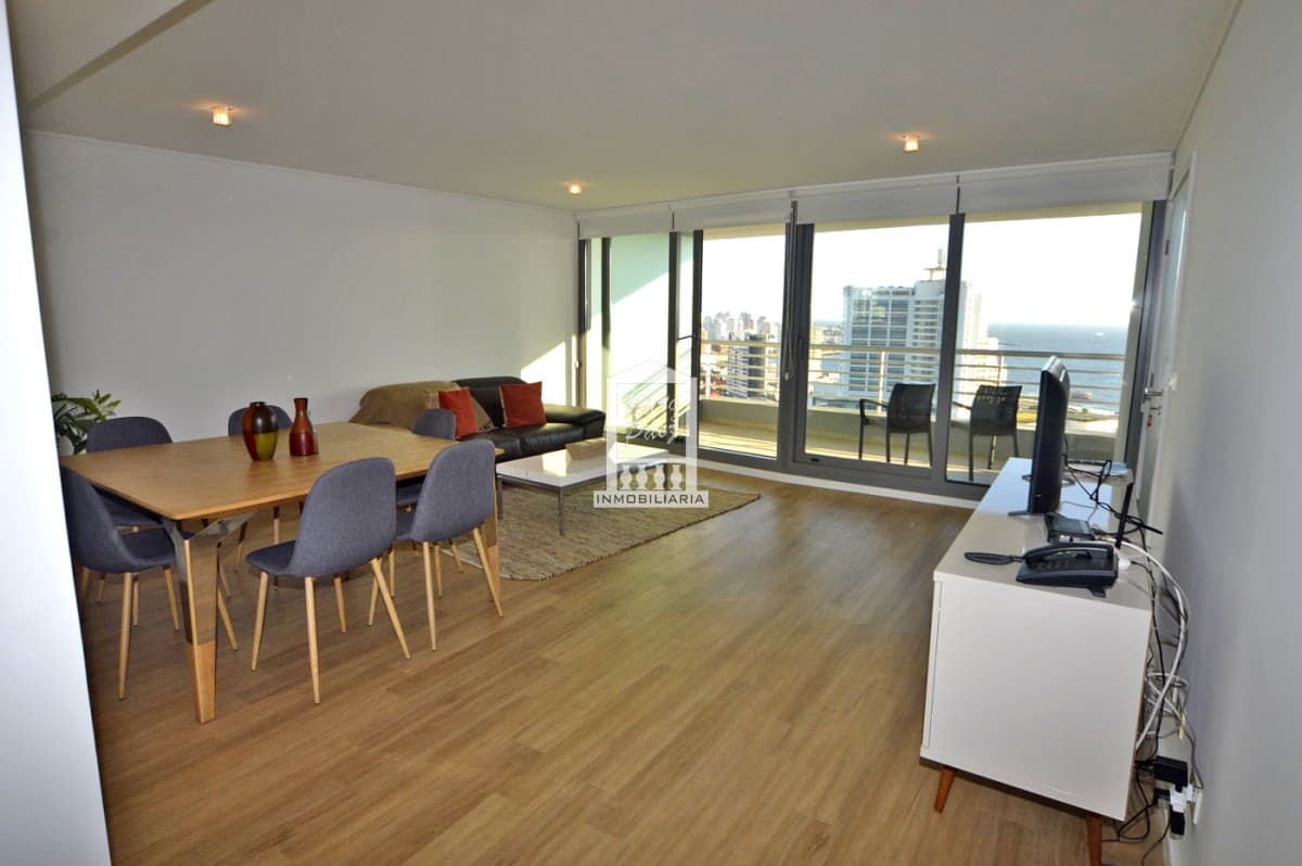 Piso alto, moderno, con todos los servicios, equipado!