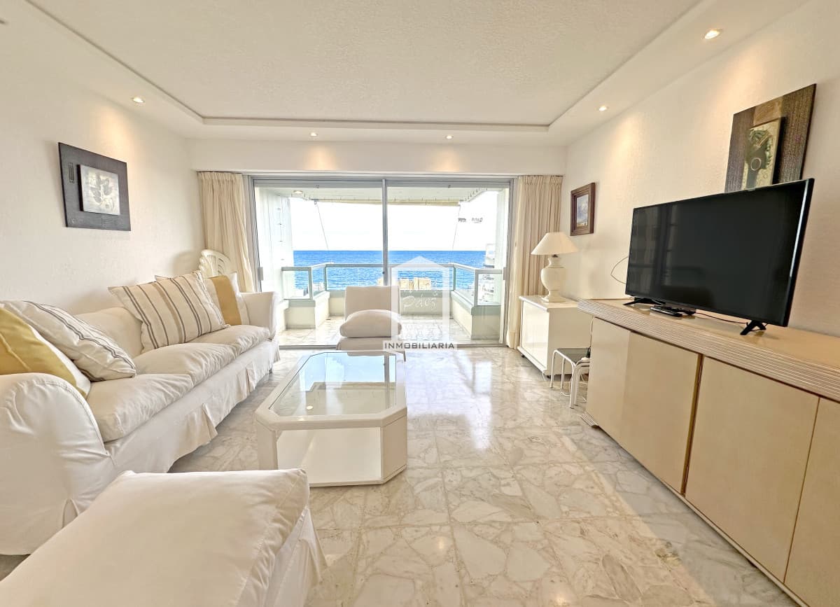 Playa Mansa, reciclado, 3 dorm, edificio con todos los servicios.