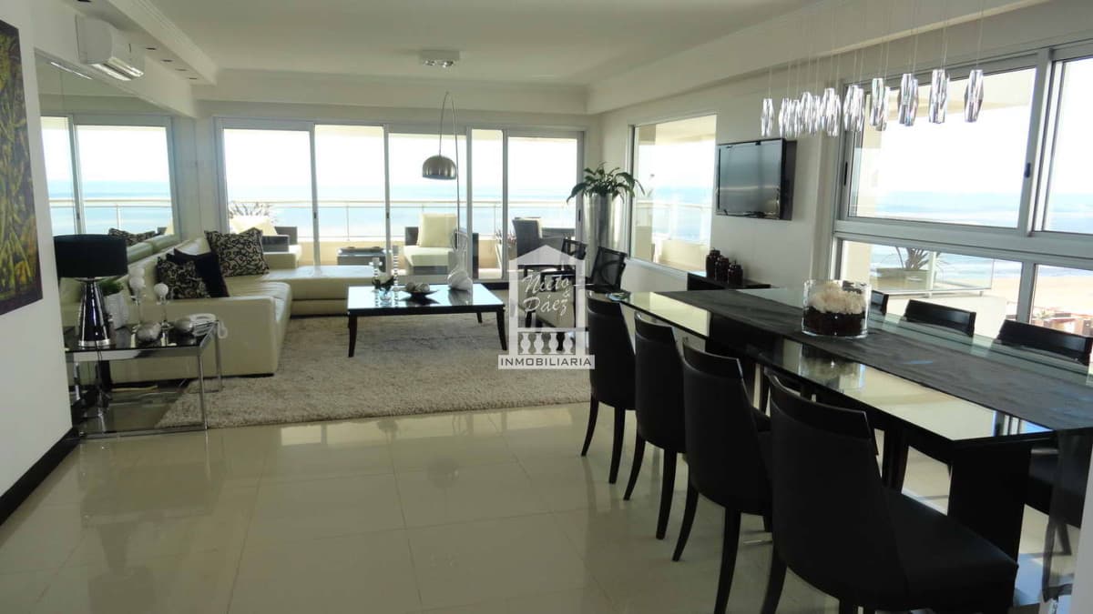 Gran planta en primera fila de playa brava. Torre de categoría