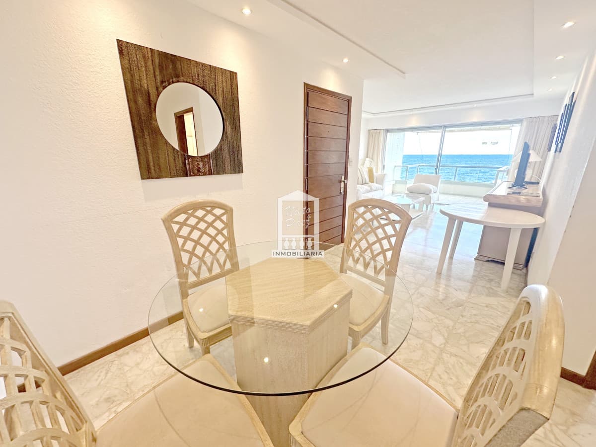 Playa Mansa, reciclado, 3 dorm, edificio con todos los servicios.