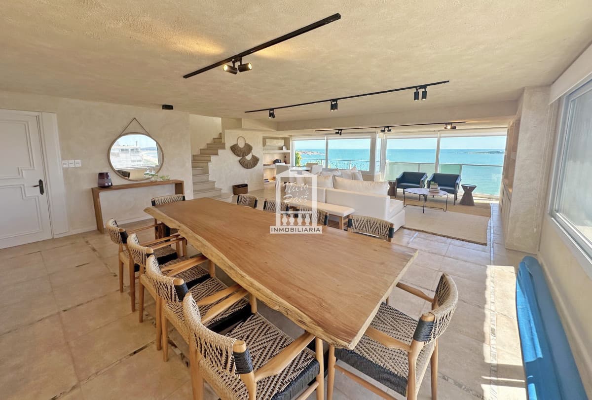 Penthouse dúplex reciclado, Playa Mansa. Losa radiante. Vidrios DVH