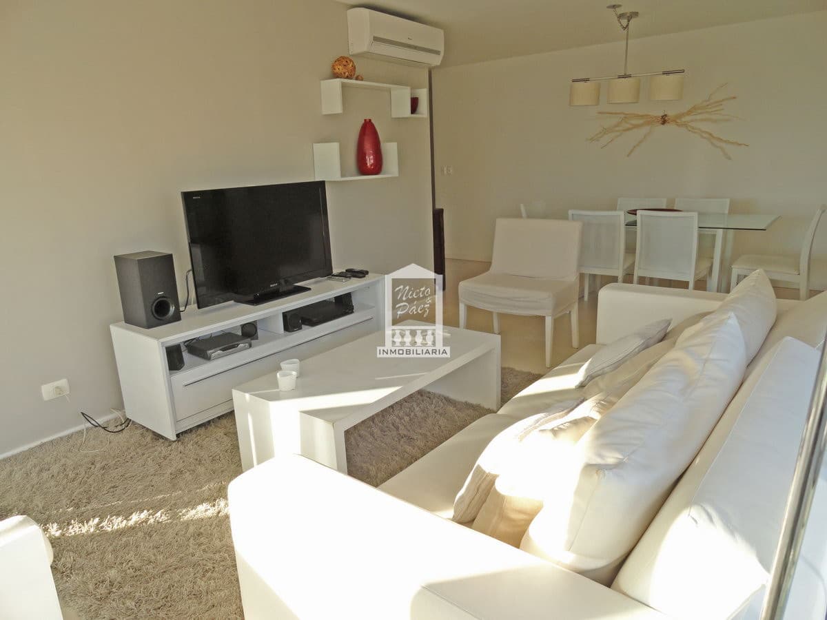 Playa Mansa, 3 dorm, losa radiante, todos los servicios.