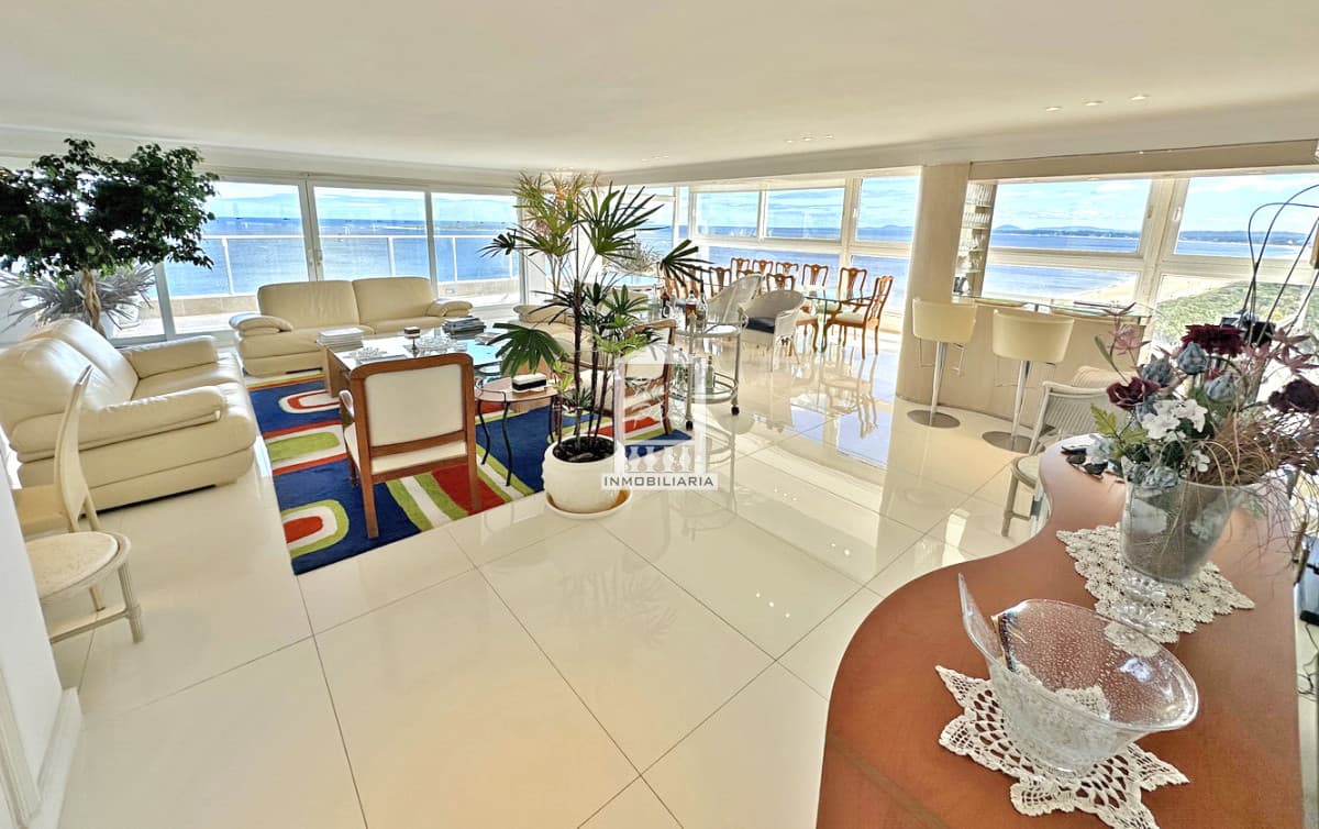 Penthouse en primera fila con vistas panorámicas.