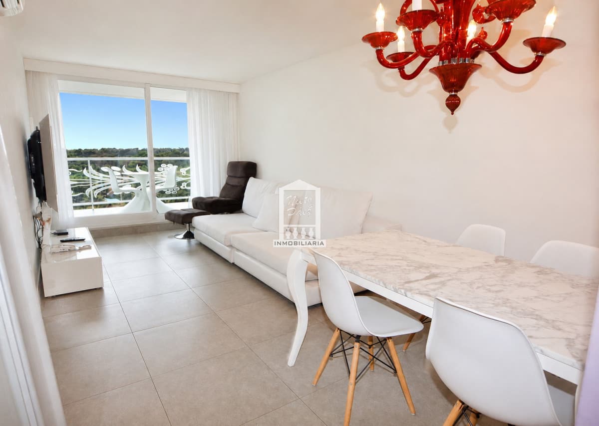 Esquinero, 2 dorm, con servicios de hotel.