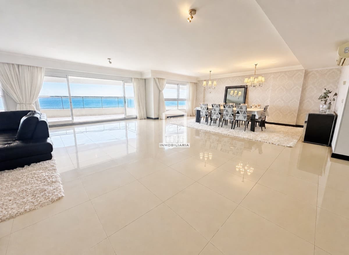 Playa Brava, primera fila. Semipiso, 462 m2 de planta, parrillero propio. 3 garajes.