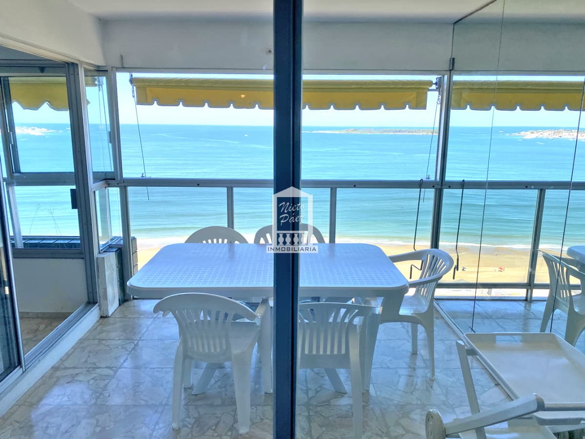 VISTA TOTAL. Piso alto en primera fila de Playa Mansa, frente a Imarangatu